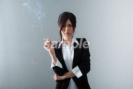 右手にタバコを持って正面を見る女性 a0020852PH