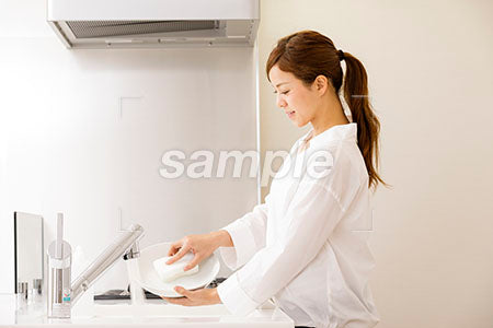 皿を洗う女性 皿を洗う横顔 a0030272PH