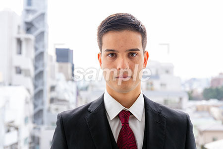 黒いスーツのビジネスマン正面を見る a0010001PH