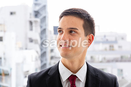 ビジネスマンの男性の笑顔の表情、左上を見て微笑む a0010022PH