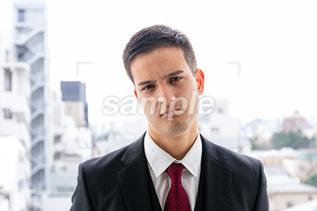 納得いかないという表情のビジネスマンの男性 a0010076PH