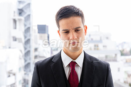 ビジネスマンの男性の悲しい表情 悲しげに下を見る a0010083PH
