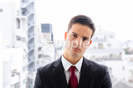 ビジネスマンの男性の悩む表情　正面を見て考える a0010129PH
