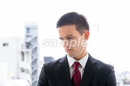 ビジネスマンの男性の悩む表情　左下を見て考える a0010147PH