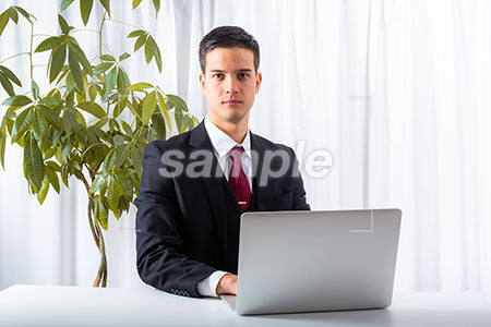 パソコンを使っている男性 a0010157PH