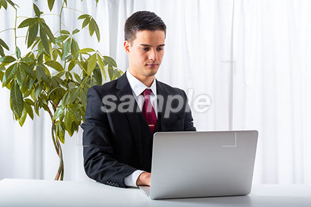 ビジネスシーンのパソコンに向かう男性 a0010159PH