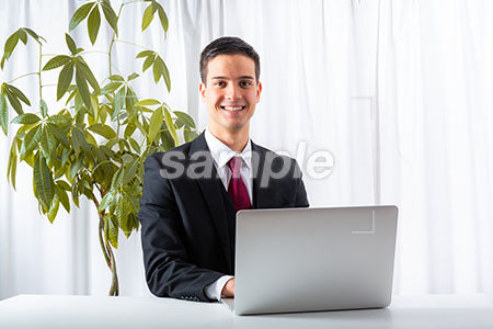 ビジネスマンの男性の笑顔の表情　正面を見て微笑む a0010164PH