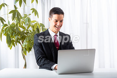 PCで仕事している笑う男性 a0010171PH