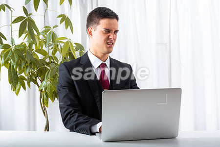 PCをしながら正面を見て怒る男性 a0010182PH