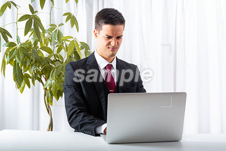 オフィスで男性の怒る表情 パソコンを見て怒る a0010183PH