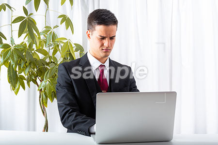 ビジネスマンの男性の怒る表情 パソコンを見て怒る a0010186PH