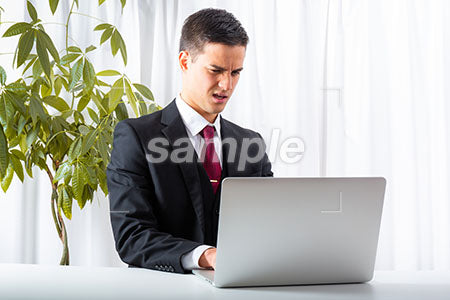 ビジネスマンの男性のパソコンを見て怒る a0010188PH
