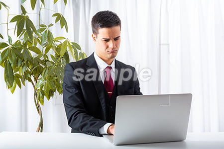 海外のビジネスマンがパソコンを見て悲しむ a0010205PH