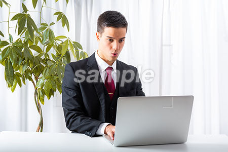 ビジネスマンの男性の驚く表情 パソコンを見て驚く a0010216PH