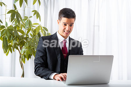 スーツの男性のパソコンを見て驚く a0010217PH