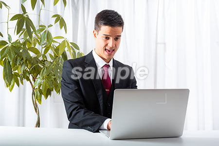 白人のサラリーマンがパソコンを見て驚く a0010218PH