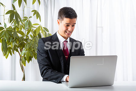 ビジネスマンの男性の驚く表情 パソコンを見て驚く a0010219PH