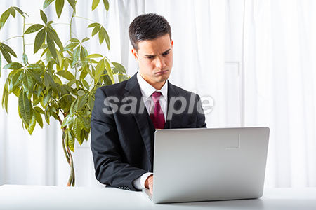 パソコンを見ながら悩んでいる男性 a0010233PH