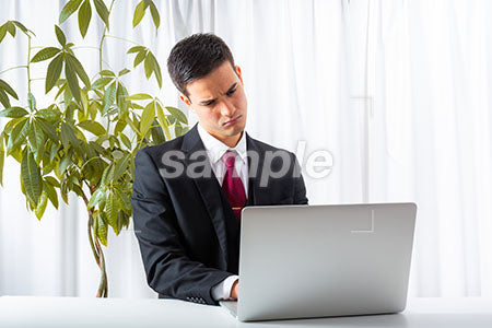 ビジネスマンの男性の悩む表情　パソコンを見て考える a0010236PH
