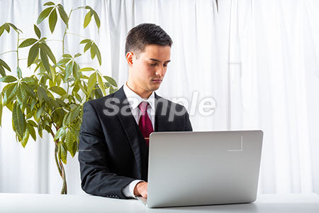 パソコンの前で仕事をしながら疲れて瞑想している男性 a0010243PH