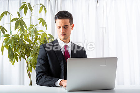 パソコンしながら前で目を閉じる男性 a0010244PH