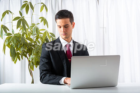 ビジネスマンの男性の瞑想の表情　パソコンの前で目を閉じる a0010246PH