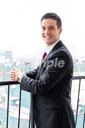 ビジネスマンの男性の正面を見て微笑む a0010260PH