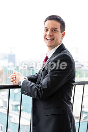ビジネスマンの男性の正面を見て笑う a0010267PH
