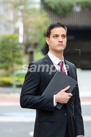 ノートPCをもっているスーツの男性の普通の表情 右を見る a0010354PH