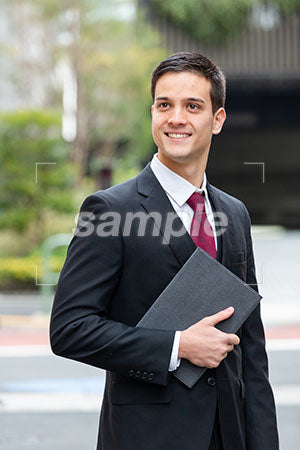 左を見て微笑むビジネス街の男性 a0010361PH