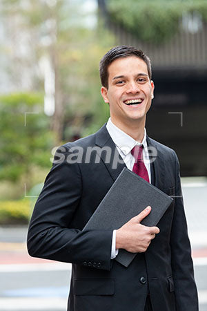 ビジネス街で仕事をしている男性が正面を見て笑う a0010366PH