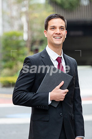 オフィス街で正面を見て笑顔の男性 a0010368PH