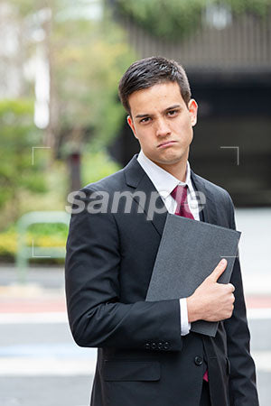 ビジネスマンの男性の悲しい表情 正面を見て悲しむ a0010392PH