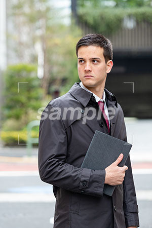 PCをもっているビジネスマン、普通の表情 左を見る a0010436PH
