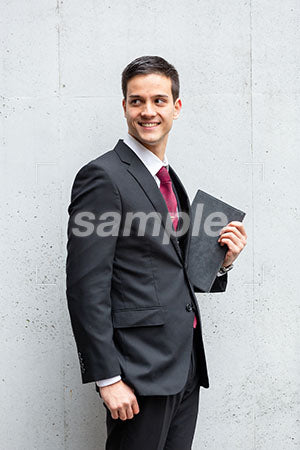 ビジネスマンの男性の笑顔の表情、背景コンクリート a0010453PH