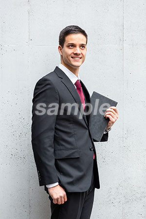 ビジネスマンの男性の笑顔の表情、背景グレー a0010455PH