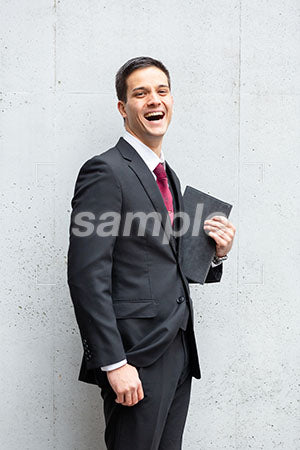ビジネスマンの男性の爆笑！の表情　正面を見て笑う a0010457PH