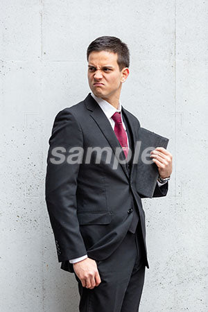 ビジネスマンの男性の怒る表情、背景コンクリート a0010468PH