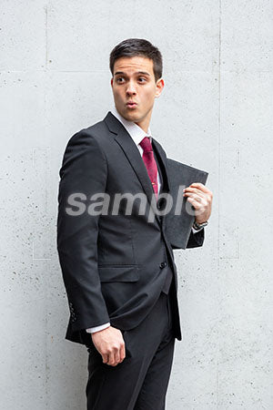 ビジネスマンの男性の驚く表情、背景コンクリート a0010482PH