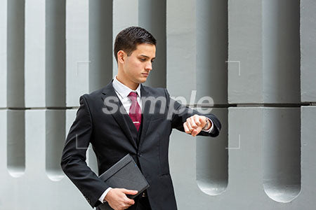 腕時計を見るビジネスマンの男性 a0010494PH