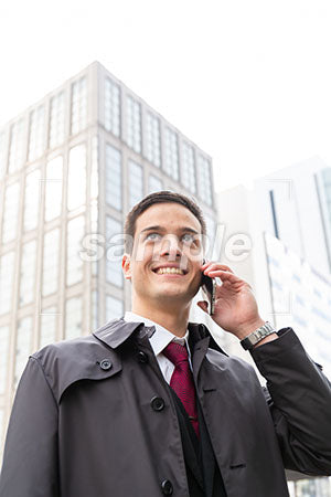 電話しながら上を見て笑うビジネスマン a0010559PH