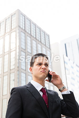 怒りながら携帯で電話しているビジネスマンの男性 a0010563PH