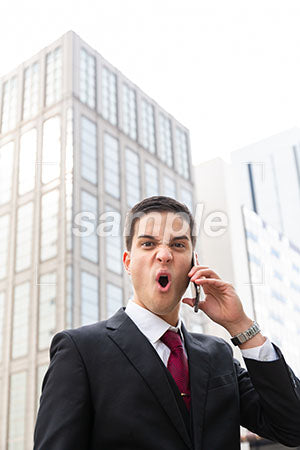 ビジネスマンの男性の激怒！の表情スマホで電話しながら激怒 a0010566PH