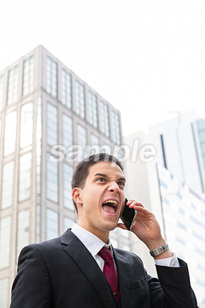 スマホで電話しながら激怒！するビジネスマン a0010571PH