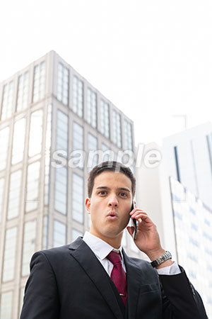 ビジネス街でスマホで電話する男性 a0010576PH