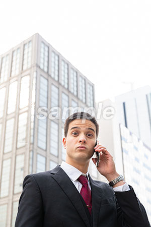 ビジネス街で電話している男性 a0010577PH