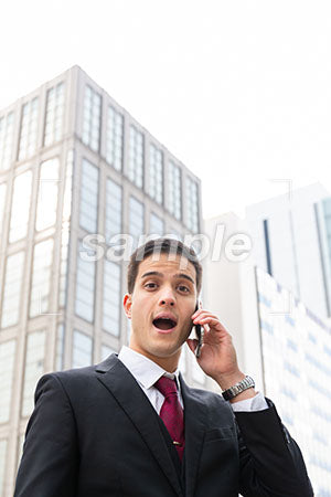 オフィス街で男性の驚く表情スマホで電話しながら驚く a0010579PH
