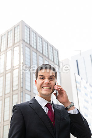 ビジネスマンのがスマホで電話しながら驚く a0010583PH
