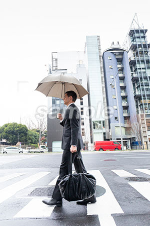 雨の日に傘をさして横断歩道を渡る男性 a0010600PH