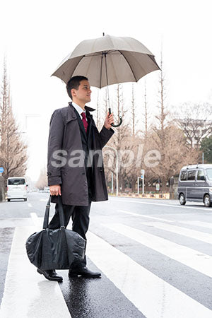 雨の中、傘をさして見上げるビジネスマン a0010605PH